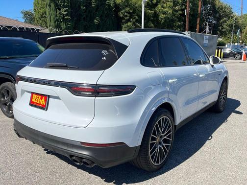 2023 Porsche Cayenne Platinum Edition