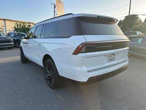 White Metallic 2025 Lincoln Navigator L Reserve