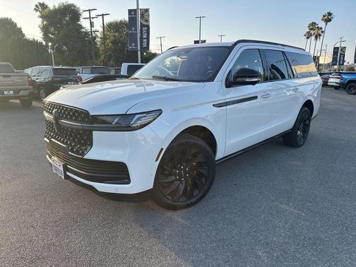 White Metallic 2025 Lincoln Navigator L Reserve