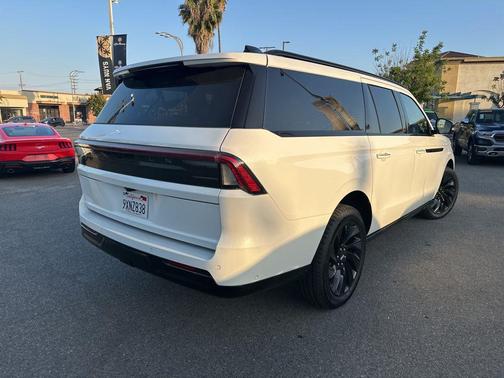 White Metallic 2025 Lincoln Navigator L Reserve