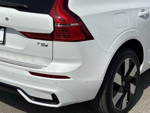 Crystal White Metallic 2025 Volvo XC60 Plug-In Hybrid Ultra, T8 AWD Electric/Gasoline, Dark