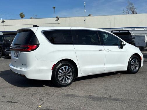 2023 Chrysler Pacifica Hybrid Touring L