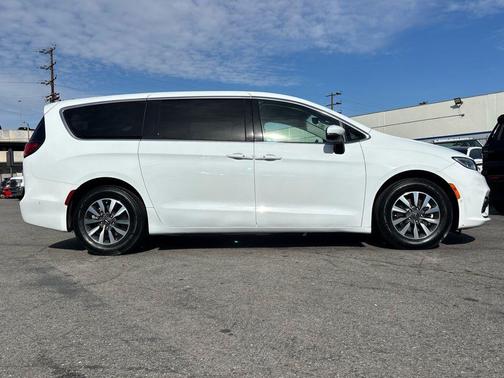 2023 Chrysler Pacifica Hybrid Touring L