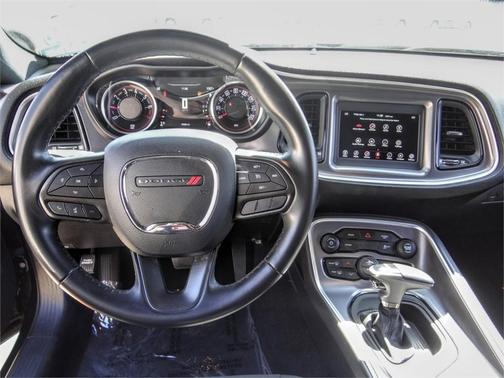 Photo 4 of 22 of 2020 Dodge Challenger SXT