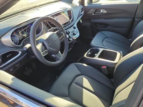2025 Chrysler Voyager LX