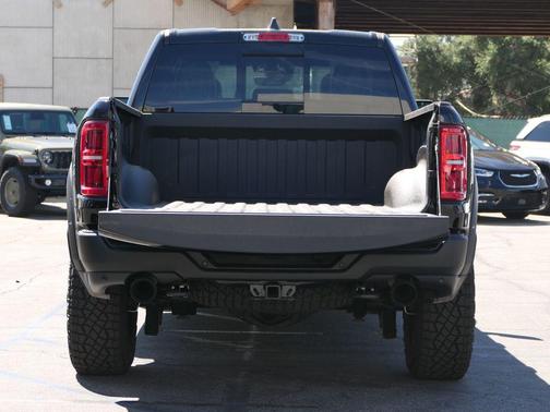 Diamond Black Crystal Pearlcoat 2026 RAM 1500 RHO Crew Cab 4x4 5'7' Box