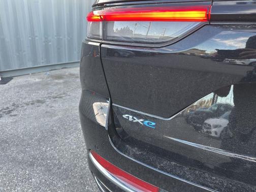 Diamond Black Crystal Pearlcoat 2022 Jeep Grand Cherokee 4xe Overland