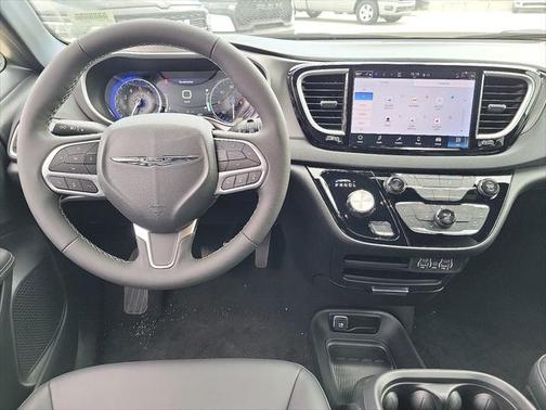 2025 Chrysler Voyager LX