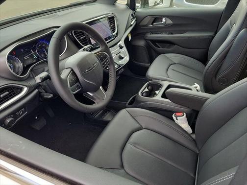 2025 Chrysler Voyager LX