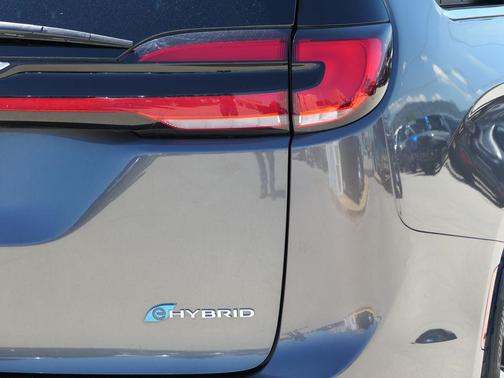 Granite Crystal Metallic Clearcoat 2022 Chrysler Pacifica Hybrid Touring L