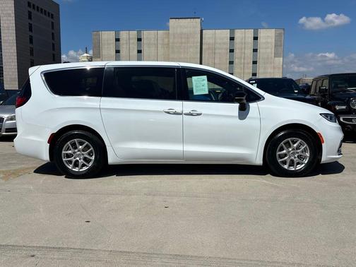 2024 Chrysler Pacifica Touring