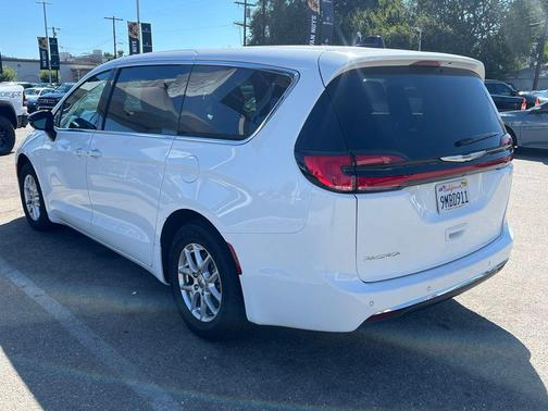 2024 Chrysler Pacifica Touring