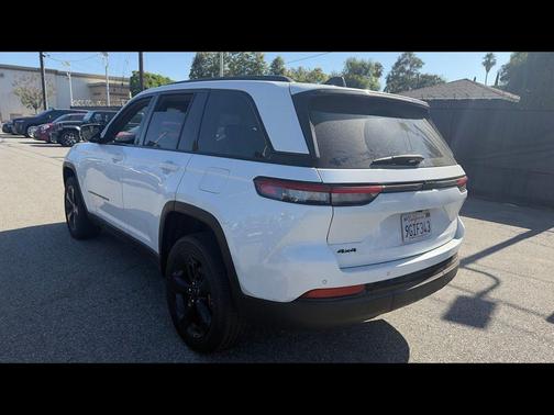 Bright White Clearcoat 2023 Jeep Grand Cherokee Altitude
