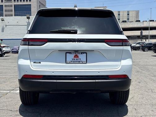 Bright White Clearcoat 2023 Jeep Grand Cherokee Altitude