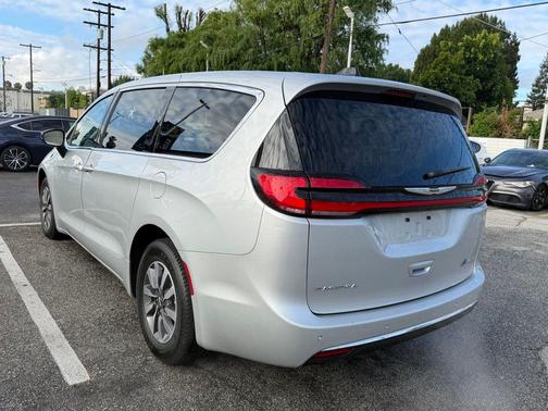 Silver Mist Clearcoat 2024 Chrysler Pacifica Hybrid Select