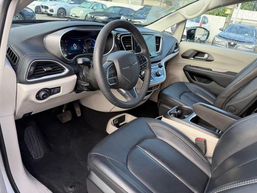 Silver Mist Clearcoat 2024 Chrysler Pacifica Hybrid Select