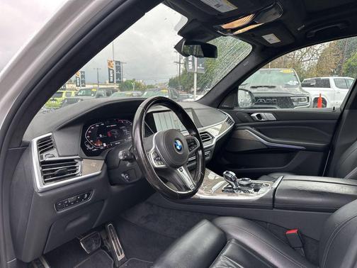 2022 BMW X7 M50i