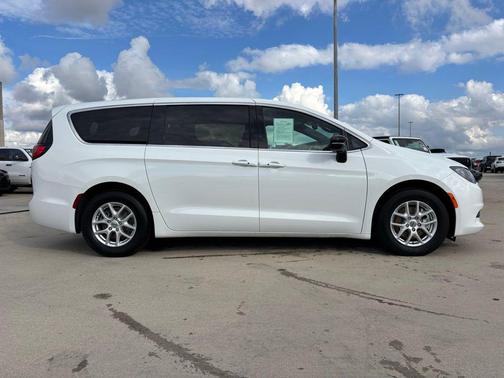 2025 Chrysler Voyager LX