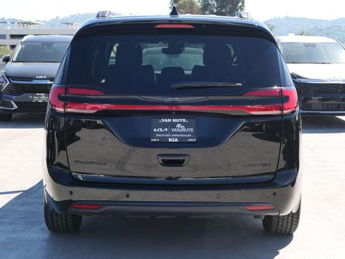Diamond Black 2025 Chrysler Pacifica Limited