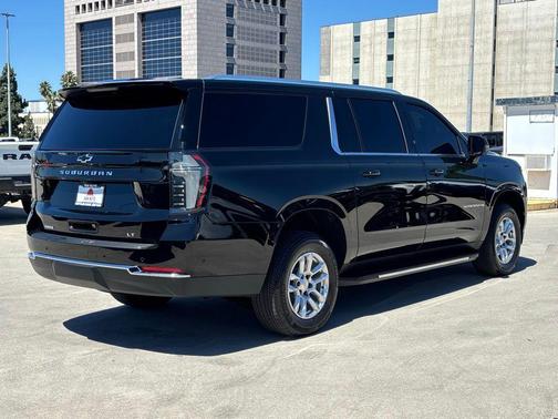 2025 Chevrolet Suburban LT
