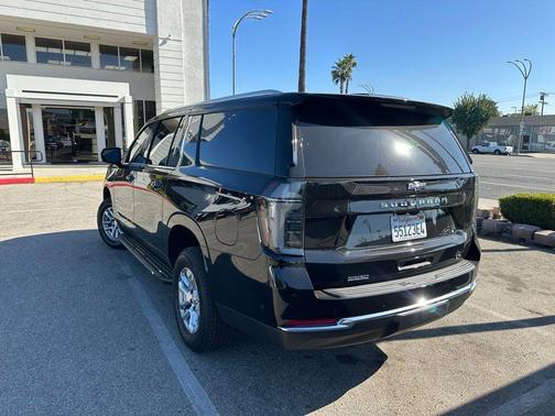 2025 Chevrolet Suburban LT