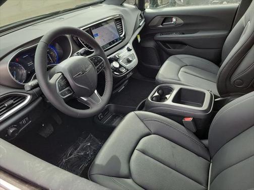2025 Chrysler Voyager LX