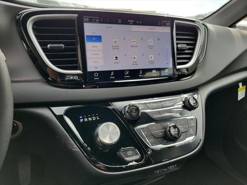 2025 Chrysler Voyager LX