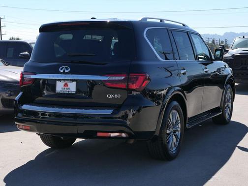 2022 INFINITI QX80 Luxe