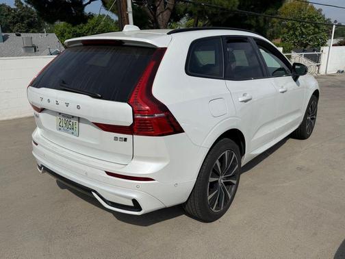 2024 Volvo XC60 B5 Plus Dark Theme