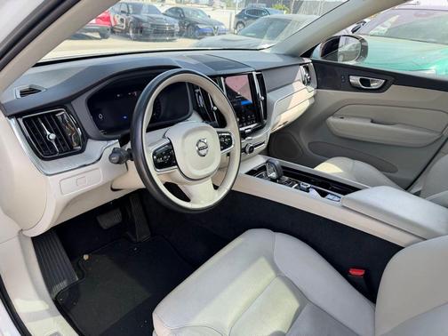 2024 Volvo XC60 B5 Plus Dark Theme