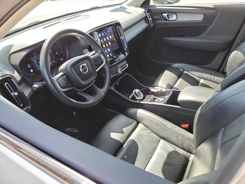2023 Volvo XC40 B4 Ultimate Dark Theme