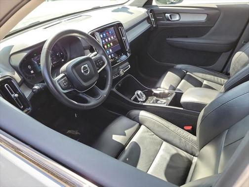 2023 Volvo XC40 B4 Ultimate Dark Theme