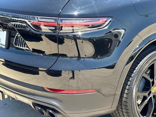 2023 Porsche Cayenne Platinum Edition