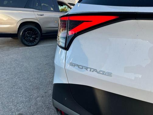 White Pearl 2023 Kia Sportage X-Line