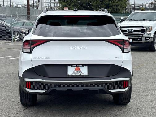 White Pearl 2023 Kia Sportage X-Line