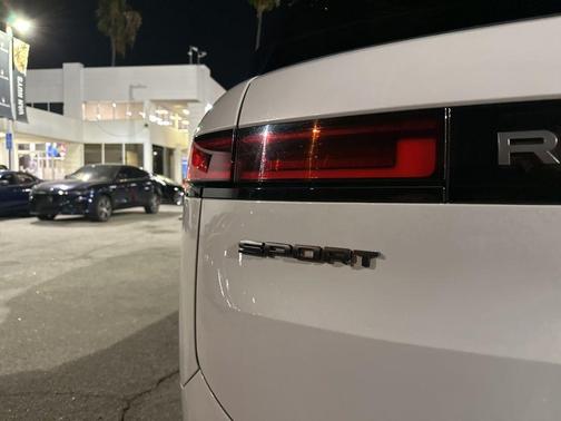 Icy White Gloss 2025 Land Rover Range Rover Sport SE