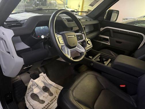 2023 Land Rover Defender 110 SE