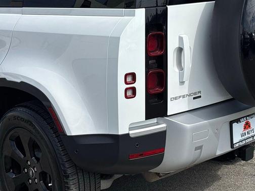 2023 Land Rover Defender 110 SE