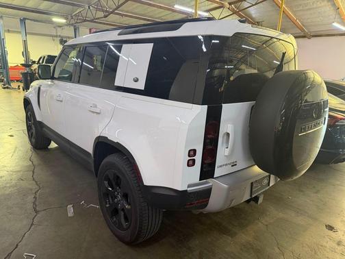 2023 Land Rover Defender 110 SE