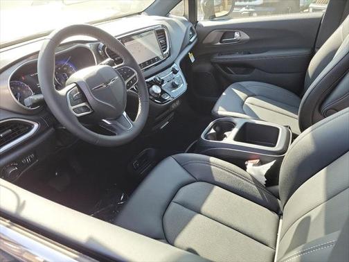 2025 Chrysler Voyager LX