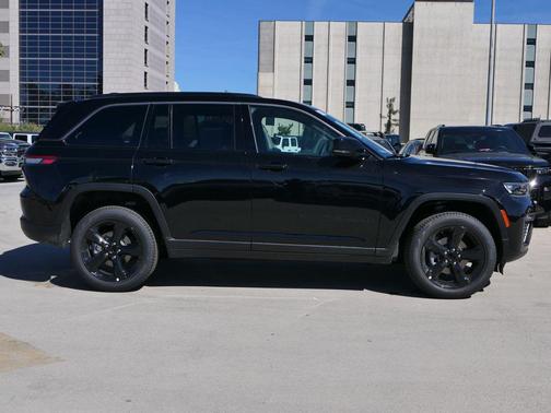 Diamond Black Crystal Pearlcoat 2026 Jeep Grand Cherokee Limited
