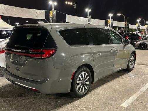 2022 Chrysler Pacifica Hybrid Touring L