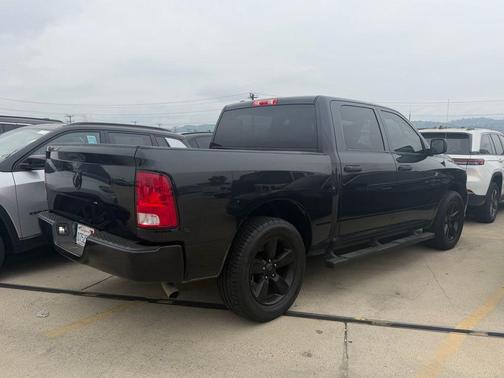 Brilliant Black Crystal Pearlcoat 2018 RAM 1500 Express