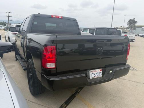 Brilliant Black Crystal Pearlcoat 2018 RAM 1500 Express