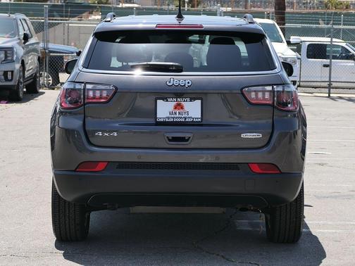Granite Crystal Metallic Clearcoat 2023 Jeep Compass Latitude Lux