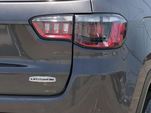 Granite Crystal Metallic Clearcoat 2023 Jeep Compass Latitude Lux