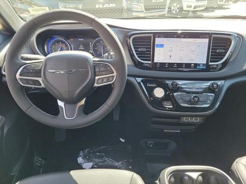 2025 Chrysler Voyager LX