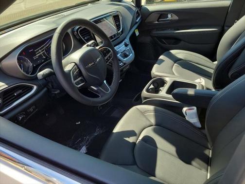 2025 Chrysler Voyager LX