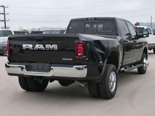 Diamond Black Crystal Pearlcoat 2026 RAM 3500 Tradesman Crew Cab 4x4 8' Box