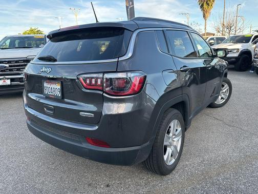 Granite Crystal Metallic Clearcoat 2022 Jeep Compass Latitude